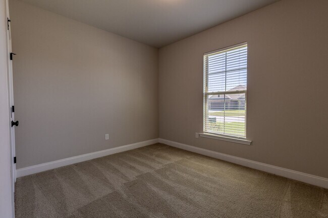 Building Photo - 3 Bedrooms / 2 Bathrooms in Silverhill! Mid-August