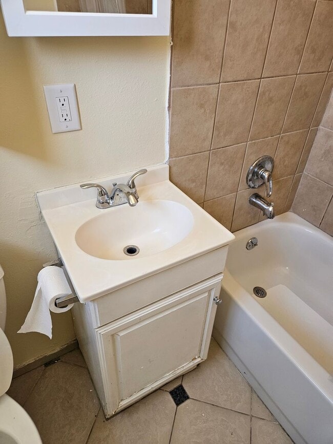 Building Photo - Large 3 Bedroom 2 Bath House