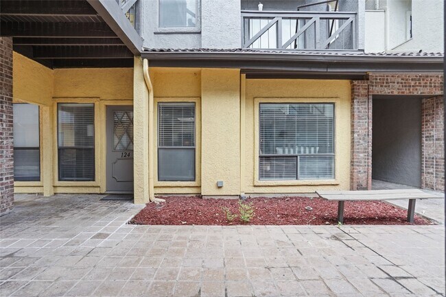 Building Photo - 806 W 24th St