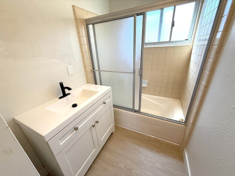Building Photo - 1444 Centinela Ave