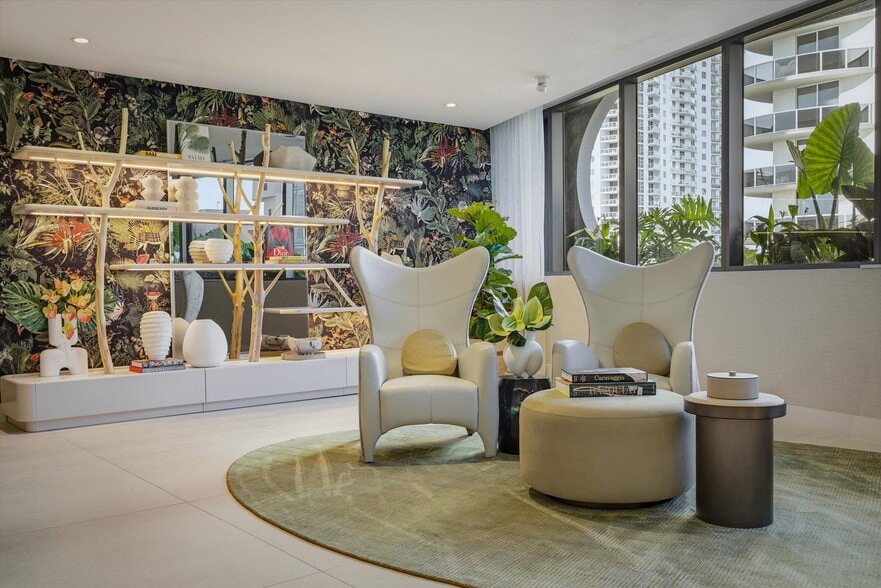 Building Photo - 700 NE 24th St