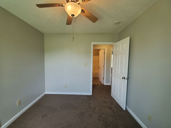 Building Photo - MOVE -IN SPECIAL $500 OFF