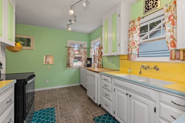 Building Photo - 1411 W Fort St