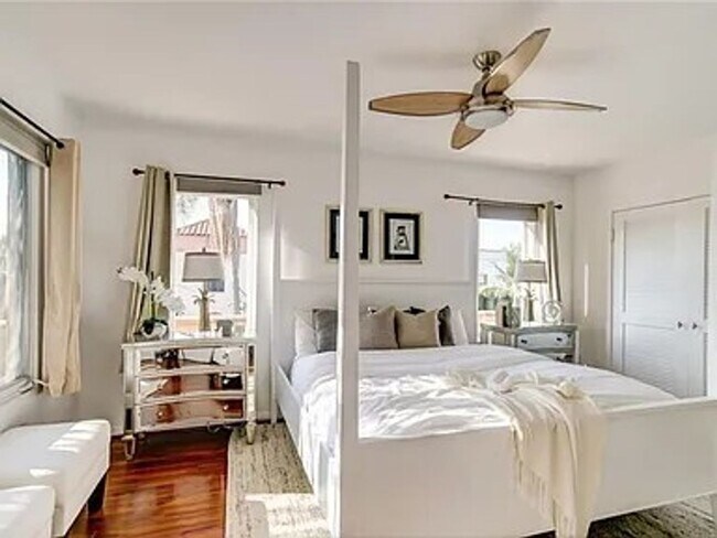 Building Photo - (Ellie:B) 900-902 Havenhurst Drive &amp; 8117 Willoughby Avenue