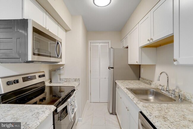 Building Photo - 5902 Surrey Hill Pl