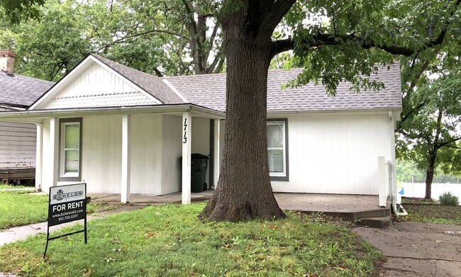 Building Photo - 2 Bed, 1 Bath, BONUS ROOM!!