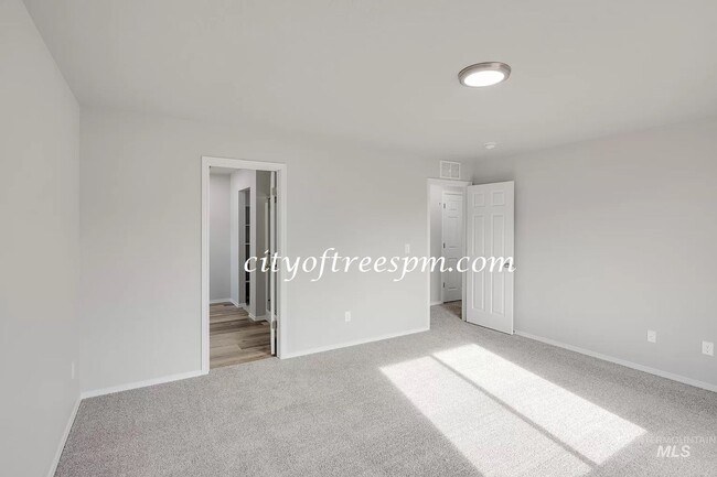 Building Photo - Beautiful Home in South Nampa