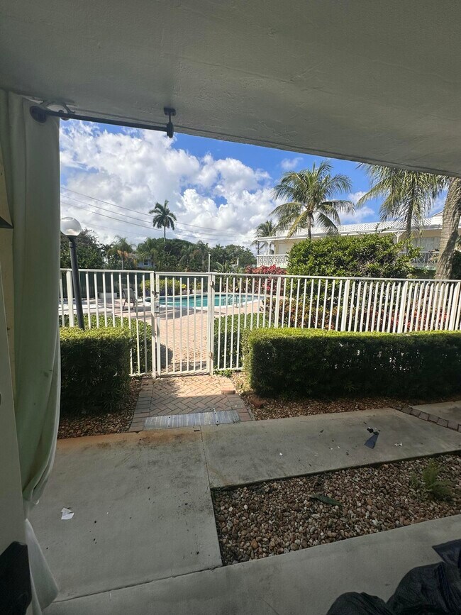 Building Photo - 2124 NE 5th Ave