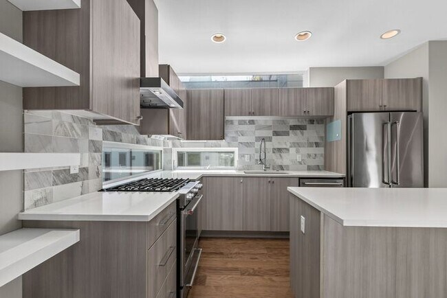 Building Photo - Trendy West Seattle Townhome w/Air Conditioning and Rooftop Deck