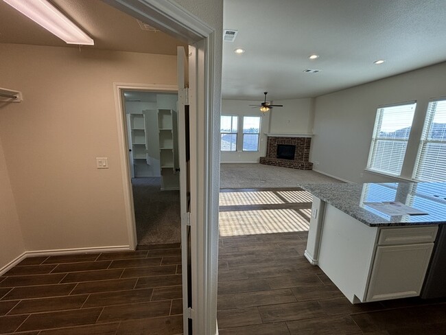 Building Photo - 3 bed 2 bath with 2 car garage located in ...