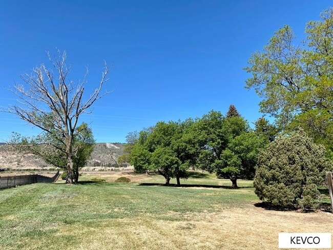 Building Photo - Great Townhome Near Horsetooth Resevoir!