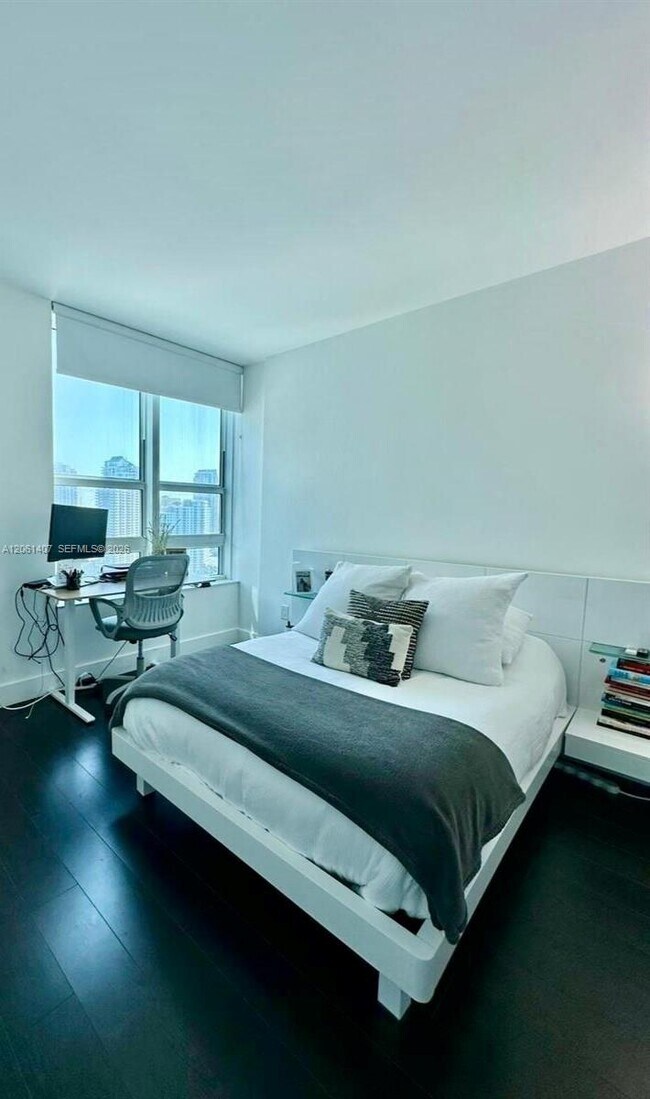 Building Photo - 950 Brickell Bay Dr