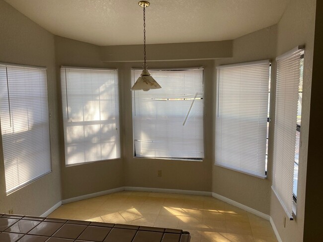 Building Photo - 3 Bedroom 2 Bathroom Home!