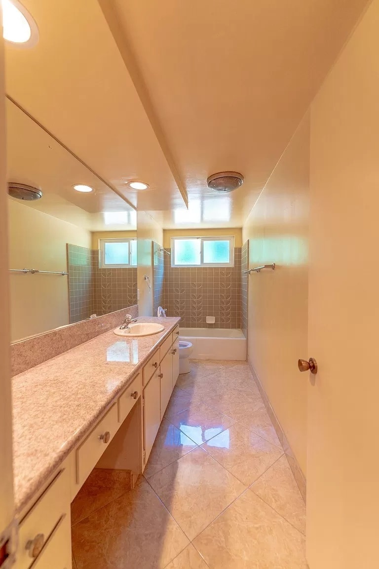 Downstairs Bathroom - 11318 Dona Lisa Dr