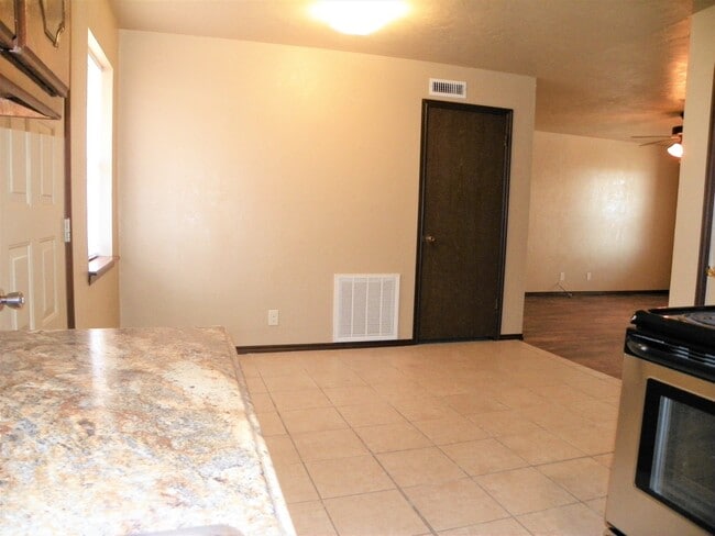Building Photo - 3 Bedroom Brick home in Tecumseh