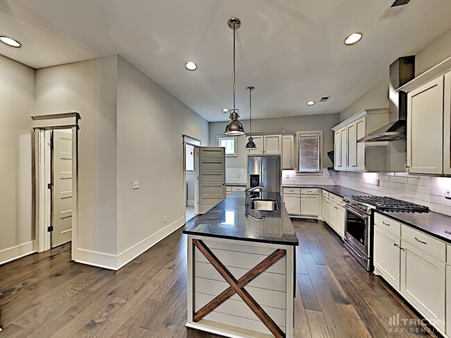 Building Photo - 1204 Hillwood Private Cove