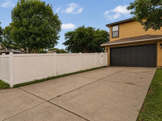 Building Photo - 710 Alamo Plaza Dr