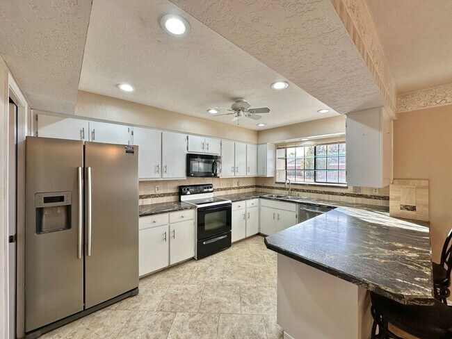 Building Photo - New flooring and paint!