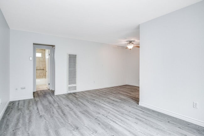 Building Photo - 1 bedroom 1bathroom condo in Normal Heights!