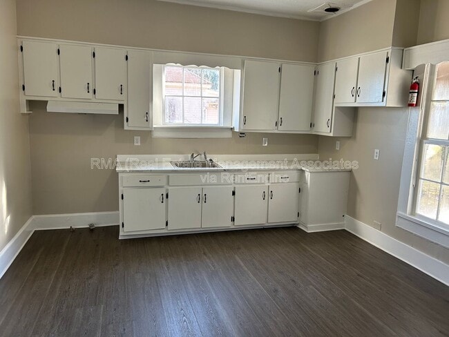 Building Photo - 132 Peachtree St