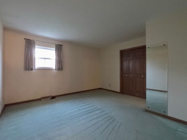 Building Photo - ALL ONE LEVEL IN THE HALLS COMMUNITY! 2 BD...