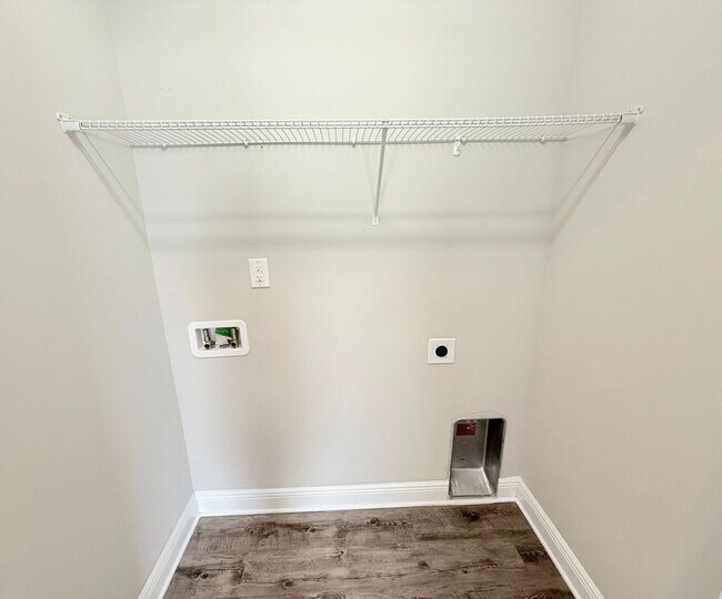 Building Photo - 3-Bedroom Townhome - Prime Pensacola Location