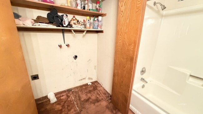 Building Photo - Full Time Rental On Crestview