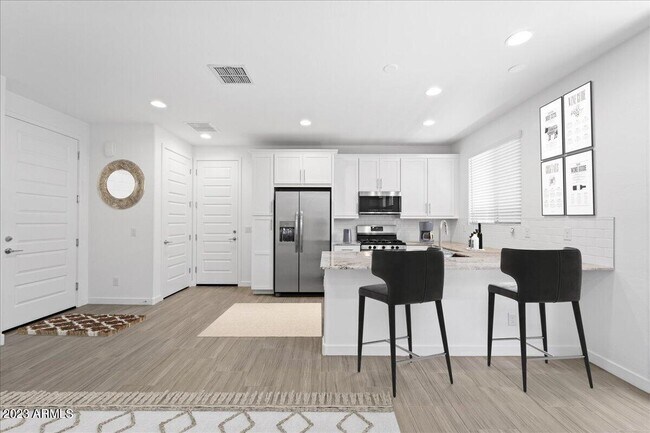 Building Photo - 17021 W Echo Ln