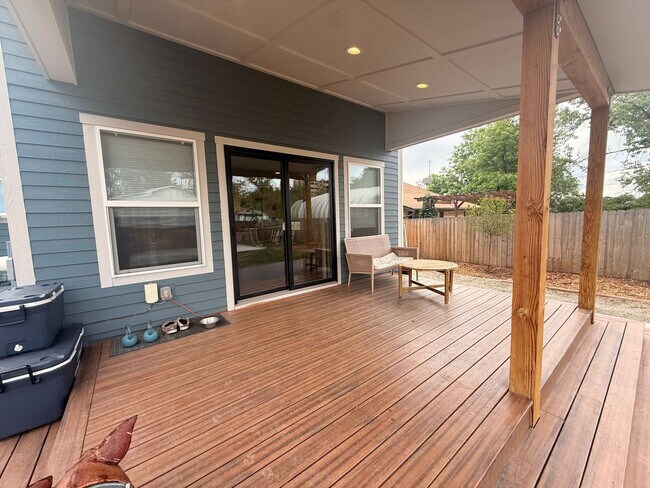 Building Photo - Spacious 4-Bedroom Home in the Heart of Edgewater