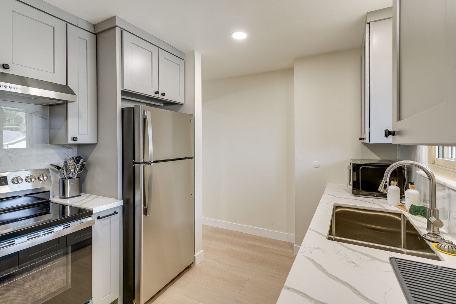 Building Photo - 440 Dela Vina Ave
