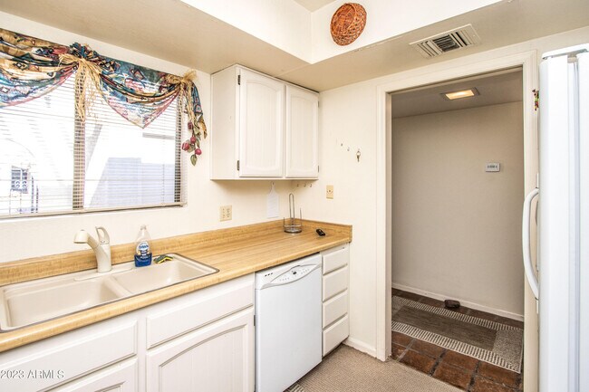 Building Photo - 7631 E Sandalwood Dr
