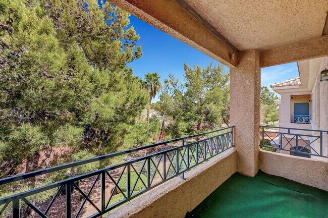 Building Photo - Great 2 bedroom 2 bathroom condo in gated community in Summerlin!