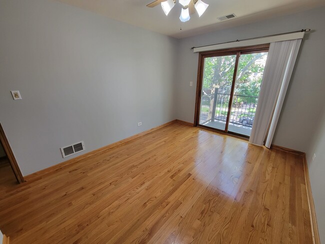 Building Photo - 7411 N Claremont Ave