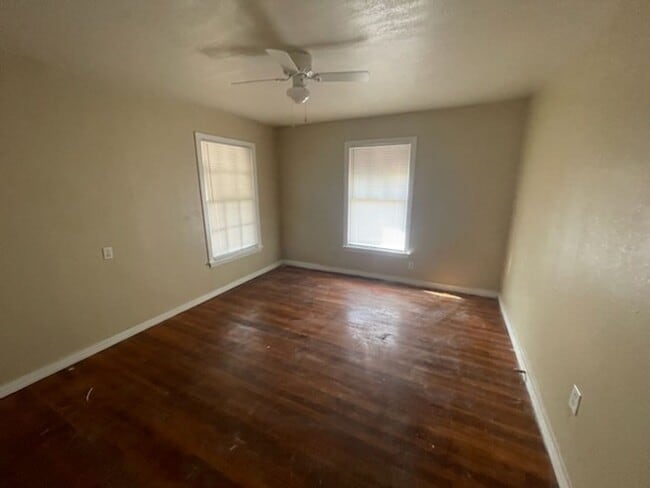 Building Photo - Charming 2 bedroom