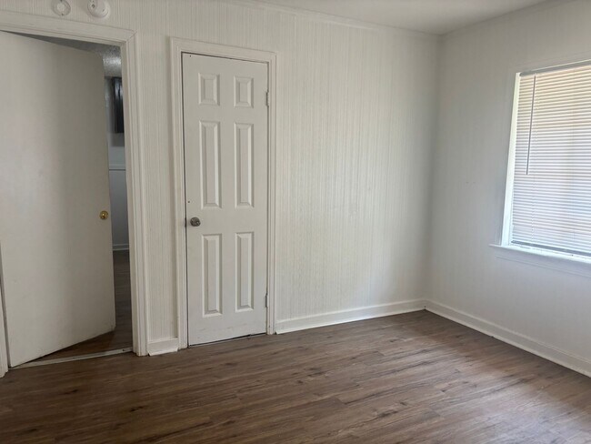 Building Photo - 1734 Dixie Dr