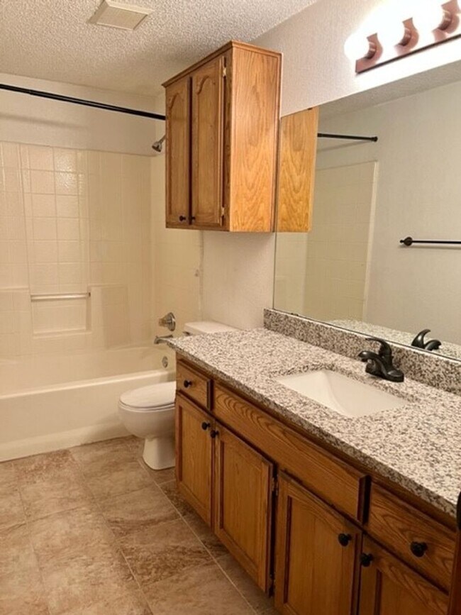Building Photo - Updated 3-bed 2-bath 2-car in SW Moore