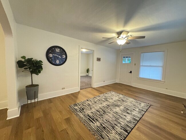 Building Photo - 304 N Cimarron Ave