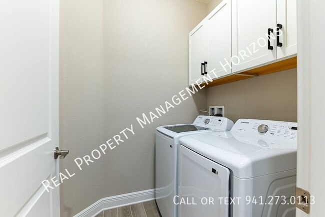 Building Photo - 2321 Blue Mahoe Ln