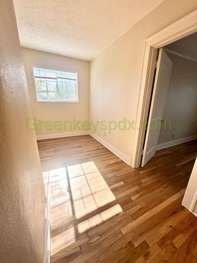 Building Photo - 3 Bed 1 Bath Unit in Ne Portland
