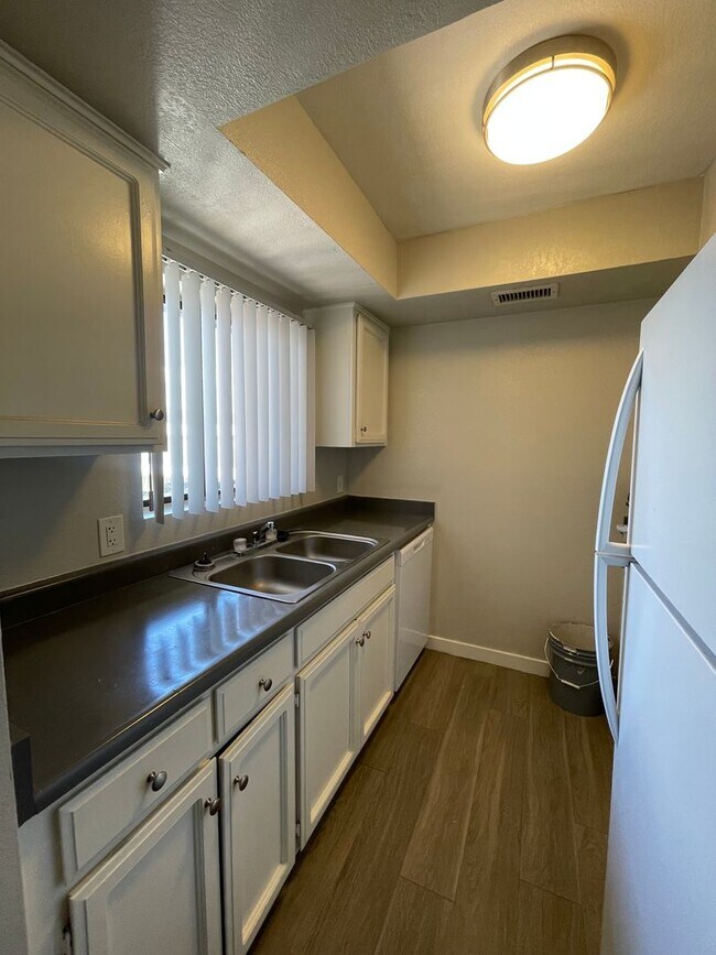 Building Photo - Lovely 2 Bedroom 2 Bath with Fireplace!