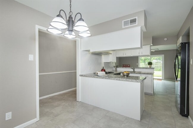 Building Photo - 9619 Rockhurst Dr