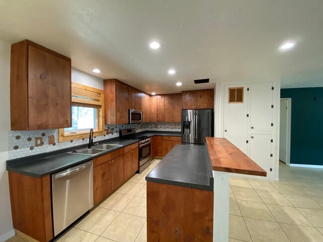 Building Photo - Beautiful Flagstaff Rental