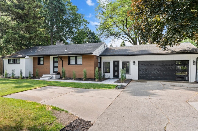 Primary Photo - 1528 E Maple Rd