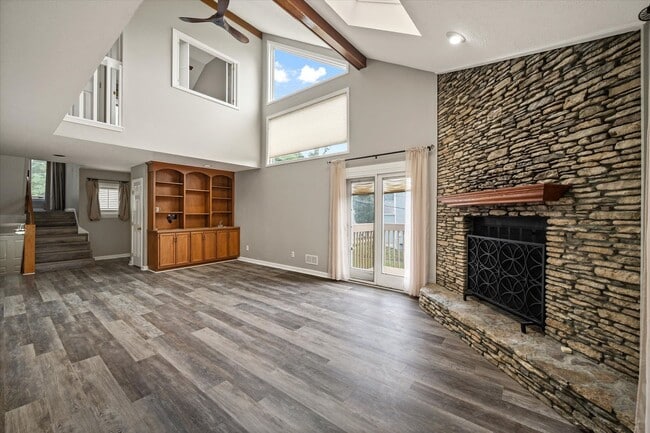 Building Photo - TownHouse In Prospect !