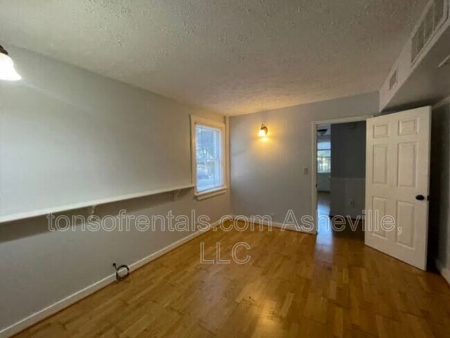 Building Photo - 1316 Hyman Ave