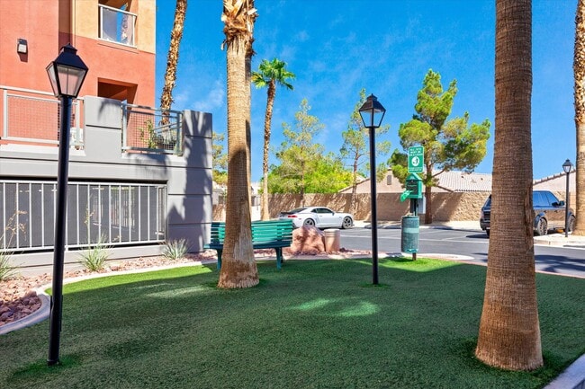 Building Photo - Sought after Park Avenue Condominiums/Top Floor Three Bedroom