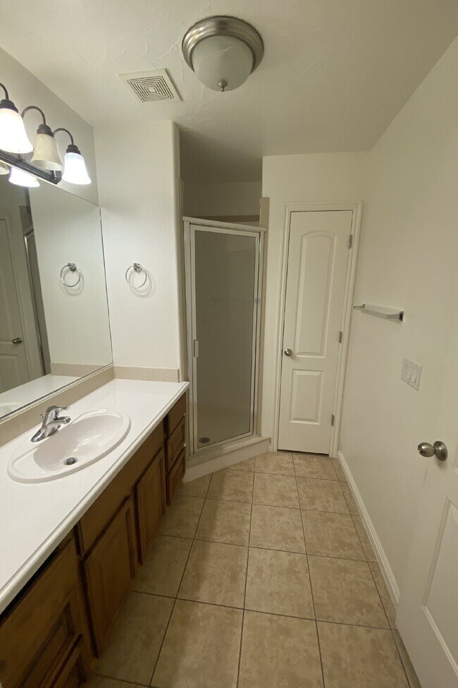 Building Photo - "Charming 2-Bed/2-Bath Townhouse in Prime Saint George Location with 1300 Sq Ft of Comfortable Li...