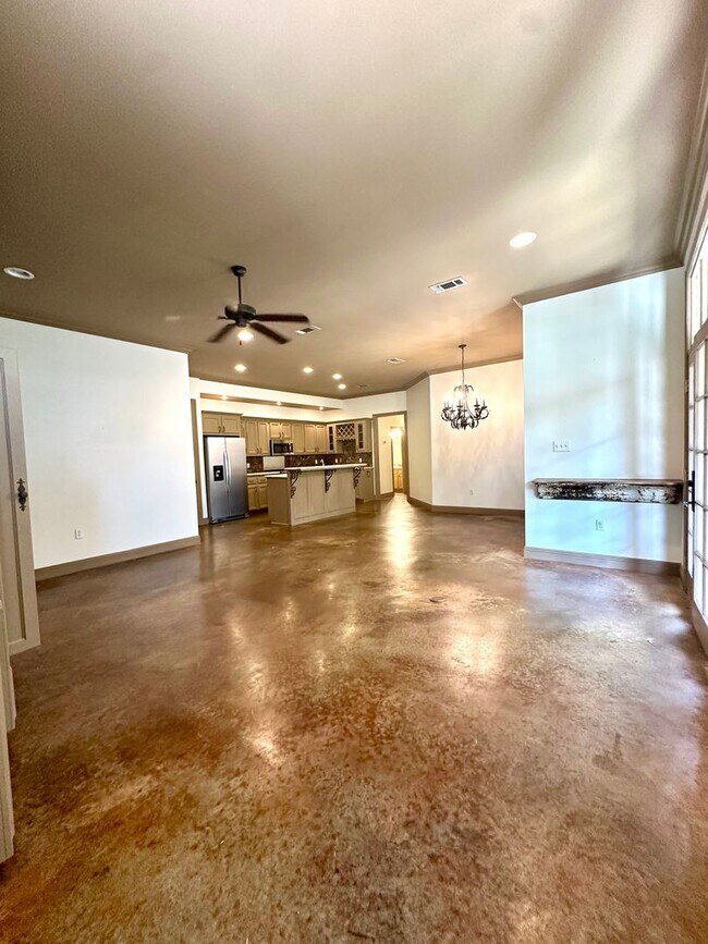 Building Photo - 3 Bedrooms | 2 Bathrooms Custom home in desirable Springlake Subdivision