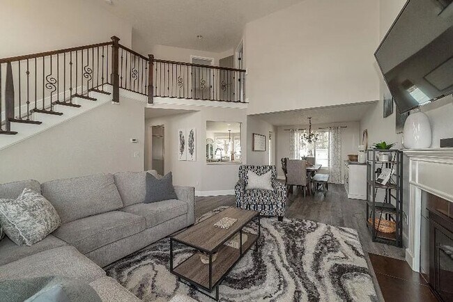 Building Photo - Beautiful Custom Home