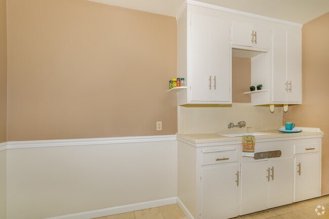 1BR, 1BA - 9A - Braden Manor